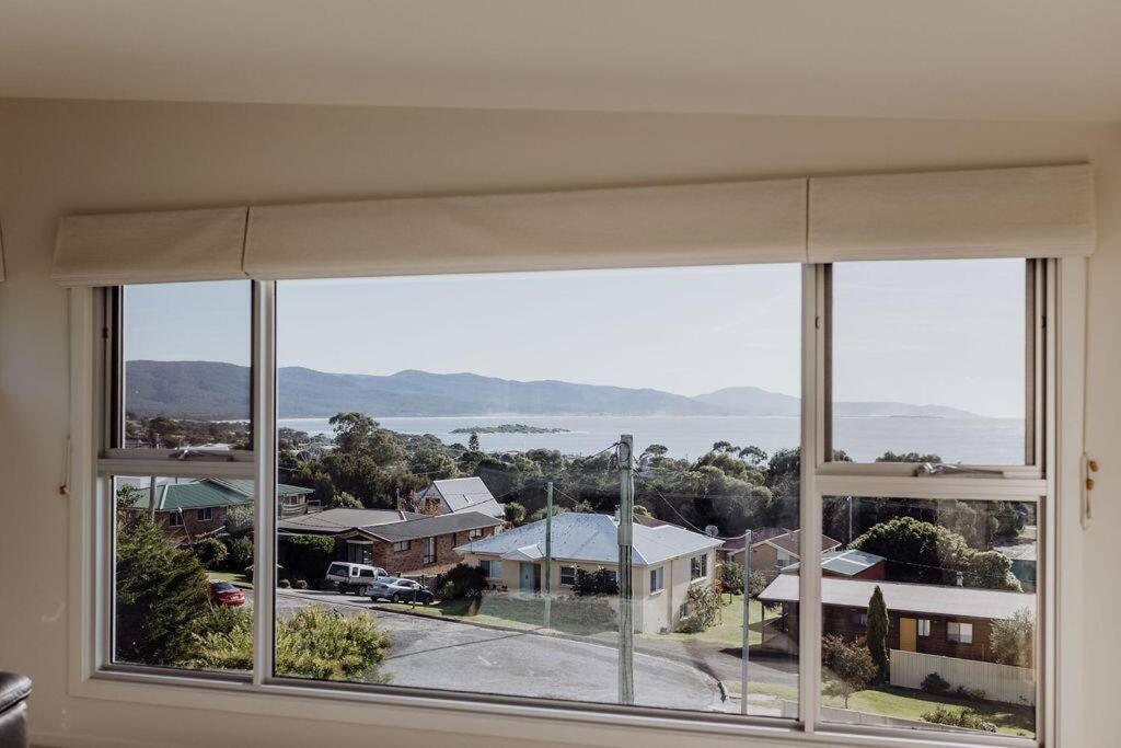 The Watch House - Panoramic Views Of Bicheno Ocean Villa Екстериор снимка