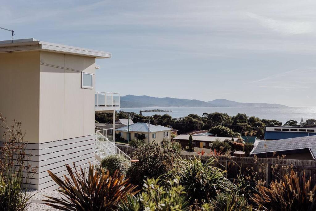 The Watch House - Panoramic Views Of Bicheno Ocean Villa Екстериор снимка
