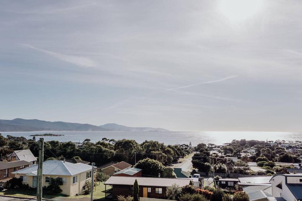 The Watch House - Panoramic Views Of Bicheno Ocean Villa Екстериор снимка